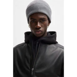 Hugo Lokis-3 10257422 01 -Urban Gent 61347903 l a4